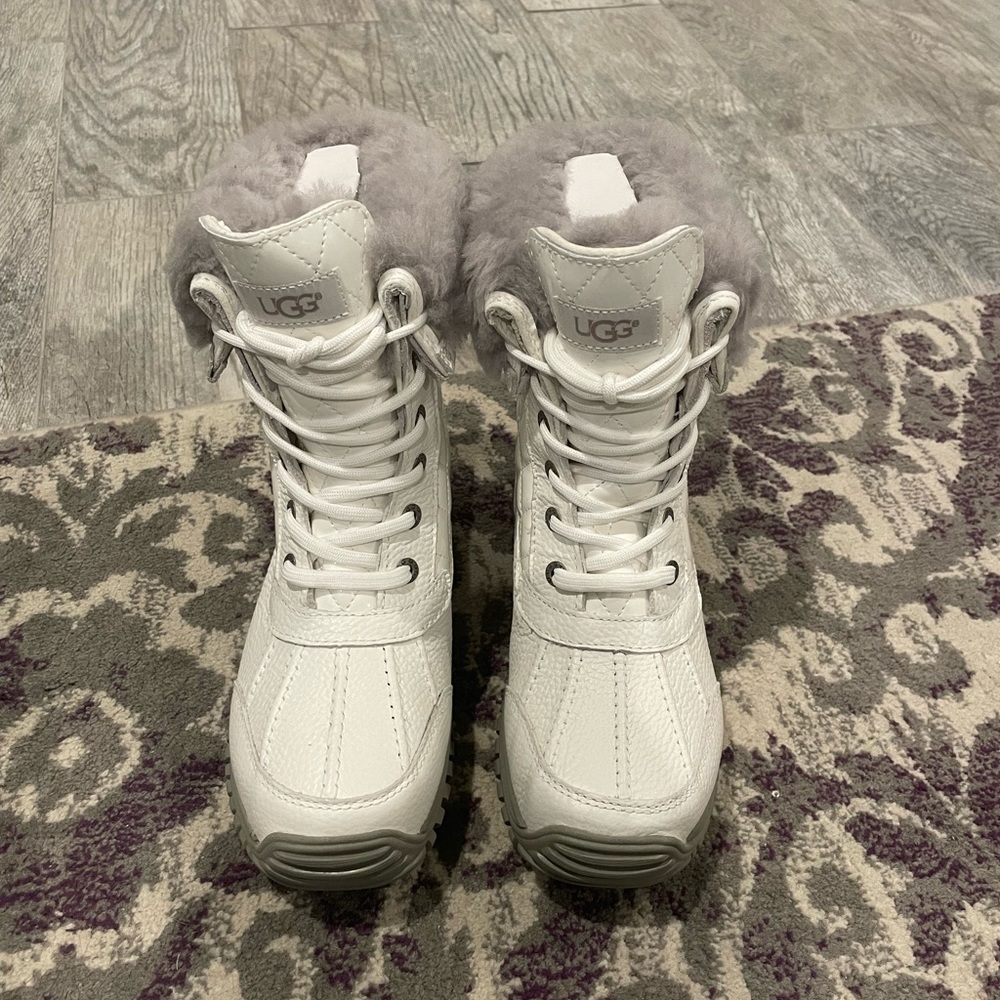 NIB UGG Adirondack ll quilted white snow boots